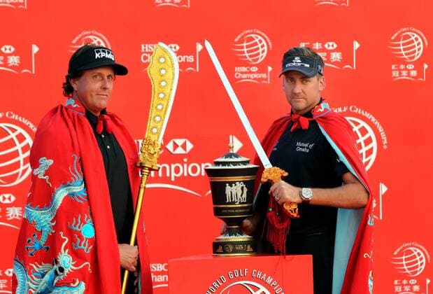 (131029) -- SHANGHAI , Oct. 29, 2013 (Xinhua) -- Defending Champion Ian Poulter of England (R) and Phil Mickelson of the United States. hold traditional Chinese weapons during the photo call for the WGC-HSBC Champions tournament in Shanghai on October 29, 2013. (Xinhua Ren Long) (SP)CHINA-SHANGHAI-GOLF-WGC-HSBC CHAMPIOMSHIP 