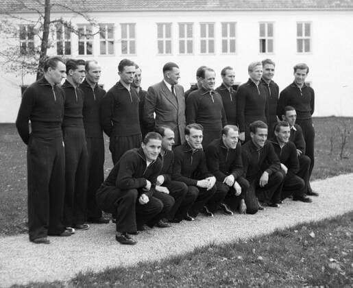 DFB Lehrgang in München Grünwald, 1951 Vorbereitung auf das Länderspiel gegen Schweiz 15.04.1951-- Das Deutsche Aufgebot, oben vl:Posipal, X, Baumann, Burdenski, Steitle (verdeckt), Hans Huber (DFB), Sepp Herberger, Mebus, Gerritzen, Turek und Herkenrath. unten vl: Ottmar Walter, Kohlmeyer, Klodt, Barufka, X, Fritz Walter,X.