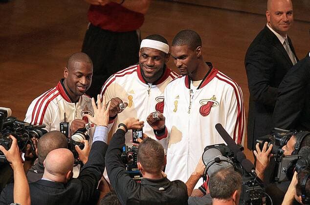 Oct. 29, 2013 - Miami, FL, USA - From left, the Miami Heat s Dwyane Wade, LeBron James and Chris Bosh display their NBA Basketball Herren USA championship rings during a ceremony before the season opener at AmericanAirlines Arena in Miami, Florida, on Tuesday, October 29, 2013. - ZUMAm67