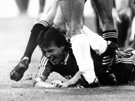 Lothar Matthäus (FC Bayern München) bekommt im Spiel gegen Real Madrid die Härte der Gegner zu spüren