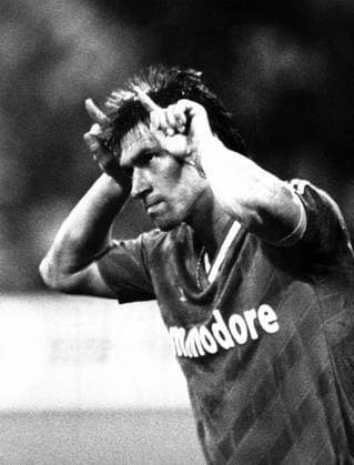 Klaus Augenthaler (FC Bayern München) beschwert sich im Spiel gegen Real Madrid über das raue Spiel der Gegner mit einer Stier Geste