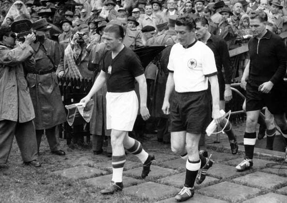Einmarsch zum WM Finale 1954, v.li.: Ferenc Puskas (Ungarn), Fritz Walter (BR Deutschland), Torwart Gyula Grosics (Ungarn) und Torwart Toni Turek (BR Deutschland)