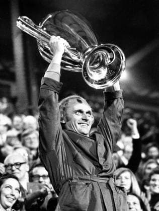 Trainer Udo Lattek (FC Bayern München) präsentiert den Europapokal der Landesmeister nach dem 2. Finale 1974 in Brüssel