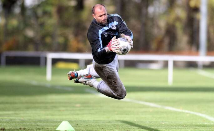 Torwart Gabor Kiraly - Parade Fussball 2.BL 30.10.2013 TSV 1860 München Training