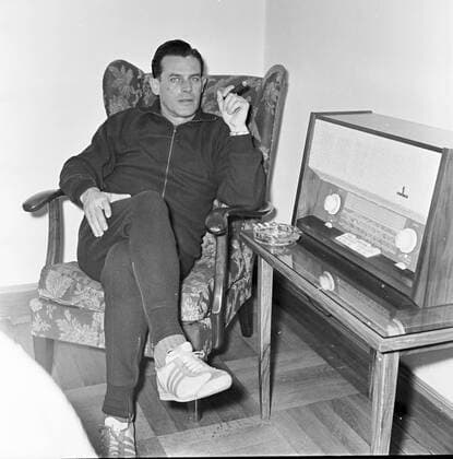 1. FC Nürnberg im Trainingslager München Grünwald, 21.04.1963 - Club Trainer Herbert Widmayer bei einer Zigarre