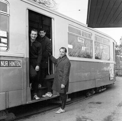 1. FC Nürnberg im Trainingslager München Grünwald, 07.04.1963, -- mit der Straßenbahn zur Sportschule: Roland Wabra, Kurt Haseneder und Max Morlock.