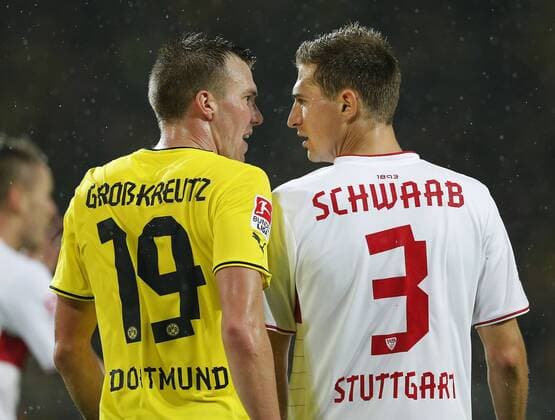 Fussball, Dortmund, Deutschland , 1. Bundesliga , 11. Spieltag, Borussia Dortmund (BVB) - VFB Stuttgart (VFB) 6-1 im Signal Iduna Park in Dortmund am 01. 11. 2013 Kevin GROSSKREUTZ (BVB) - li.- diskutiert mit Daniel SCHWAAB (VFB) re.- Foto : Norbert Schmidt