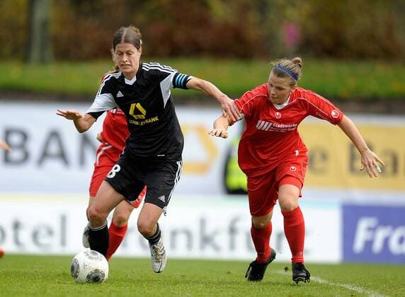 02.11.2013, xpsx, Fussball 1.Bundesliga Damen, 1.FFC Frankfurt - VfL Sindelfingen, v.l. Kerstin Garefrekes (1.FFC Frankfurt), Bianca Uhl (VfL Sindelfingen)