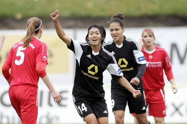 1 FFC Frankfurt - VFL Sindelfingen, Stadion am Brentanobad, 02.11.2013, Saison 2013 2014: Torjubel zum 1:0 durch Kozue Ando (Frankfurt), Celia Sasic (Frankfurt) jubelt mit