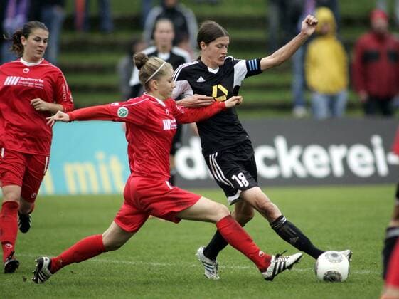 1 FFC Frankfurt - VFL Sindelfingen, Stadion am Brentanobad, 02.11.2013, Saison 2013 2014: Kerstin Garefrekes (Frankfurt) vs Selin Muenz (VFL)