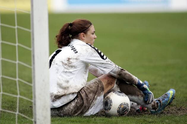1 FFC Frankfurt - VFL Sindelfingen, Stadion am Brentanobad, 02.11.2013, Saison 2013 2014: Torfrau Simone Holder (VFL) sitzt nach 12 Gegentoren enttäuscht am Boden
