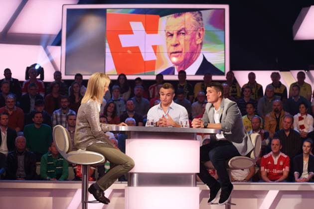 KATRIN MÜLLER-HOHENSTEIN, XHERDAN SHAQIRI, GRANIT XHAKA - Gast - Studiogast - DAS AKTUELLE SPORTSTUDIO ZDF MAINZ - auf der Leinwand Ottmar Hitzfeld