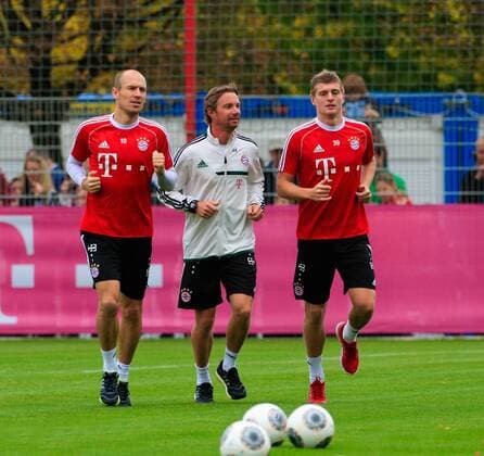 FC Bayern München Training v,l, Arjen Robben ; Andreas Kornmayer ; Toni Kroos