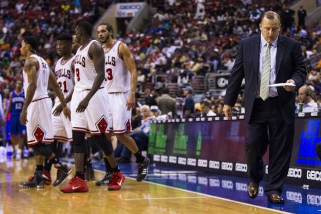 November 2, 2013: Chicago Bulls head coach Tom Thibodeau looking over his notes as the team takes the court during the NBA Basketball Herren USA game between the Chicago Bulls and the Philadelphia 76ers at the Wells Fargo Center in Philadelphia, Pennsylvania. The 76ers win 107-104. Christopher Szagola Cal Media NBA Basketball Herren USA 2013: Bulls vs 76ers NOV 02 - ZUMAcs7