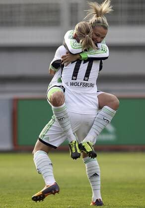 Fussball, 1. Frauen-Bundesliga, Bayer 04 Leverkusen vs. VfL Wolfsburg, Alexandra Popp (VfL Wolfsburg), Zsanett Jakabfi (VfL Wolfsburg) mit Torjubel, celebrate the goal, goal celebration, Jubel ueber das Tor 0:1