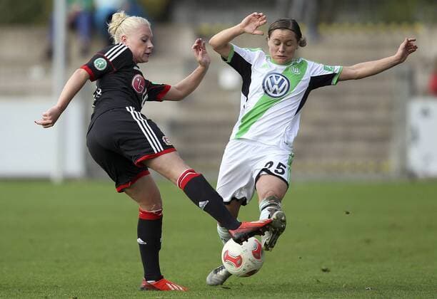 Fussball, 1. Frauen-Bundesliga, Bayer 04 Leverkusen vs. VfL Wolfsburg, Merle Barth (Bayer 04 Leverkusen) und Martina Mueller (VfL Wolfsburg), im Zweikampf, Duell, duel, tackle