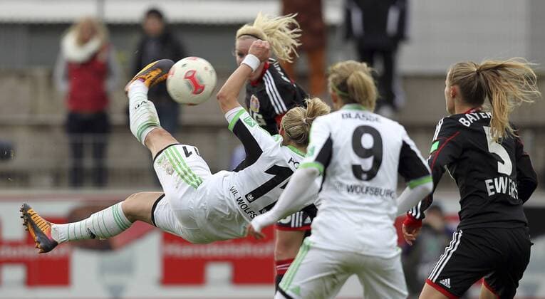 Fussball, 1. Frauen-Bundesliga, Bayer 04 Leverkusen vs. VfL Wolfsburg, Marith Priessen (Bayer 04 Leverkusen), Alexandra Popp (VfL Wolfsburg), mit Fallrückzieher, Torchance, Anna Blaesse (VfL Wolfsburg), Marisa Henrike Ewers (Bayer 04 Leverkusen) schauen zu