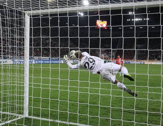 Sebastian Polter (FSV Mainz 05) im Trikot von Christian Wetklo (Torwart FSV Mainz 05) hält den Freistoss nach Foul und Platzverweis gegen Wetklo, Freisteller, Einzelaktion, Ganzkörper, Ganzfigur, quer, Querformat, horizontal, landscape, FC Augsburg vs. FSV Mainz 05, Fussball, Männer, 1. Bundesliga, 11. Spieltag, Saison 2013 14, 03.11.2013,