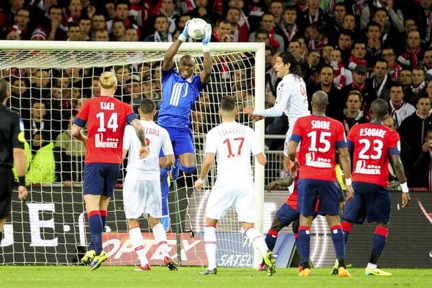 Vincent Enyeama (Lille) vs Radamel Falcao (Monaco) FOOT : OSC Lille vs AS Monaco - L1 - 03 11 2013 JBAutissier 