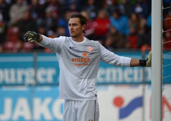 03.11.2013, xjhx, Fussball 1.Bundesliga, FC Augsburg - FSV Mainz 05, v.l. Heinz Müller (FSV Mainz 05) gibt Anweisungen, gestikuliert, mit den Armen gestikulieren gives instructions, gesticulate.