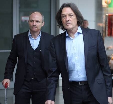 Mannschaftsarzt Dr. Hans Wilhelm Müller Wohlfahrt (re.), Physiotherapeut Fredi Binder (FC Bayern) Abflug des FC Bayern München zum CL-Spiel gegen FC Viktoria Pilsen Fussball UEFA Champions League München Flughafen 04.11.2013