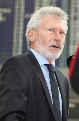 Markenbotschafter Paul Breitner (FC Bayern) Abflug des FC Bayern München zum CL-Spiel gegen FC Viktoria Pilsen Fussball UEFA Champions League München Flughafen 04.11.2013