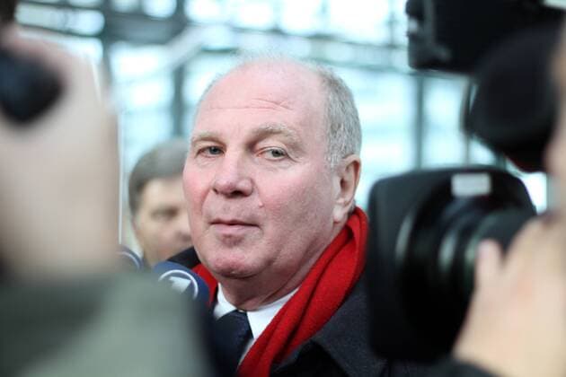 Präsident Uli Hoeneß (FC Bayern) Abflug des FC Bayern München zum CL-Spiel gegen FC Viktoria Pilsen Fussball UEFA Champions League München Flughafen 04.11.2013