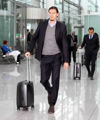 Daniel van Buyten (FC Bayern) Abflug des FC Bayern München zum CL-Spiel gegen FC Viktoria Pilsen Fussball UEFA Champions League München Flughafen 04.11.2013