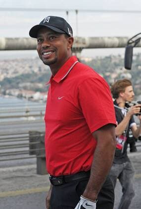 (131105) -- ISTANBUL, Nov. 5, 2013 (Xinhua) -- U.S. golfer Tiger Woods poses during an event to promote the upcoming Turkish Airlines Open 2013 golf tournament, on the Bosphorus Bridge that links the city s European and Asian sides in Istanbul on Nov. 5, 2013. The game will start on Thursday at the Mediterranean city Antalya of Turkey. (Xinhua Lu Zhe) (SP)TURKEY-ISTANBUL-GOLF-TIGER WOODS 