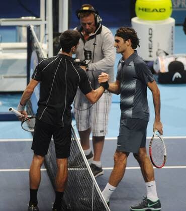 Tennis - 2013 ATP Tennis Herren World Tour Finals at The O2 - Day Two -Roger Federer and Novak Djokovic at the net after the match 