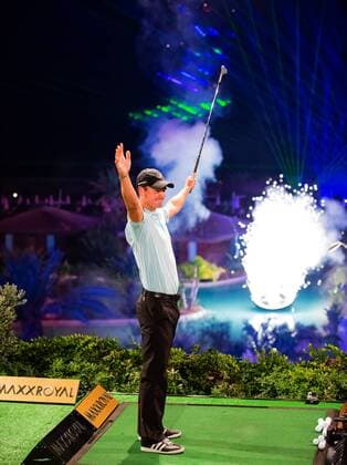 Türkisch Open Golf Turnier in Belek, Antalya Bei einem Shotout im MAXX ROYAL Hotel, dem offizellen Turnier Hotel, konnte der deutsche Martin Kaymer bereits vor dem Turnier überzeugen. Von der Terrasse des Hotel wurde auf verschiedene Ziele im Pool geschossen.