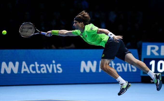 David Ferrer of Spain hits a return during the Singles Group A match on day 3 of the Barclays ATP Tennis Herren World Tour Finals at the O2 Arena in London, Britain, Nov. 6, 2013. Ferrer lost 0-2. (Xinhua Tang Shi) (SP)BRITAIN-LONDON-TENNIS-ATP FINALS-DAY 3- 
