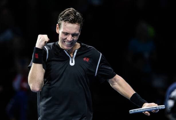 Tomas Berdych of Czech Republic celebrates after winning the Singles Group A match on day 3 of the Barclays ATP Tennis Herren World Tour Finals at the O2 Arena in London, Britain, Nov. 6, 2013. Berdych won 2-0. (Xinhua Tang Shi) (SP)BRITAIN-LONDON-TENNIS-ATP FINALS-DAY 3- 
