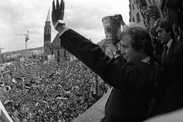 Eintracht Frankfurt, DFB Pokal Sieger 1980 1981, Bernd Hölzenbein (li.) und Werner Lorant präsentieren den DFB Pokal auf dem Rathausbalkon