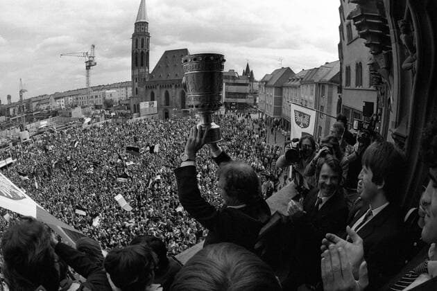 Eintracht Frankfurt, DFB Pokal Sieger 1980 1981, Bernd Hölzenbein präsentiert die Trophäe auf dem Rathausbalkon