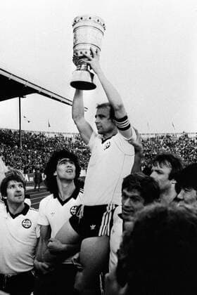 Eintracht Frankfurt, DFB Pokal Sieger 1980 1981, Bernd Hölzenbein präsentiert von Bruno Pezzey (li.) und Werner Lorant getragen die Trophäe, li. Bernd Nickel