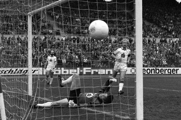 Torwart Gregor Quasten und Holger Brück (beide Hertha BSC Berlin) sehen den Ball knapp am Tor vorbeifliegen