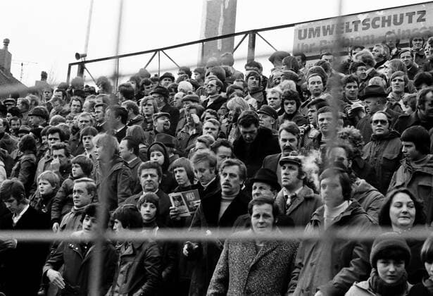 Fußball, Stadiongeschichte VfL Osnabrück Aus 2. BL Nord Saison 1976 1977 VfL Osnabrück (dunkle Hose) gegen Hannover 96 (weisse Hose Epon Reklame) 3:0 am 05.02.1976 im OS Stadion an der Bremer Brücke. Im Foto: VfL Fans vor Anpfiff