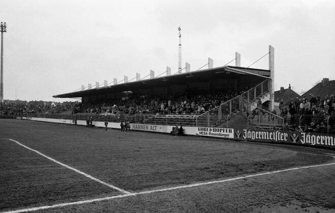 Fußball, Stadiongeschichte VfL Osnabrück Aus 2. BL Nord Saison 1976 1977 VfL Osnabrück am 05.02.1976 im OS Stadion an der Bremer Brücke. Im Foto: VfL Tribüne 1977 kurz vor Anpfiff
