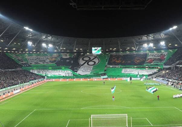 08.11.2013, HDI-Arena, Hannover, Ligaspiel, 1. Liga, Hannover 96, im Bild Die Fans von Hannover 96 haben ihre Choreographie hochgezogen GER, 1. FBL