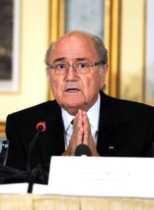 (131109) -- DOHA, Nov. 9, 2013 (Xinhua) -- FIFA President Sepp Blatter answers questions during a Media Briefing in Doha, Qatar on Nov. 9, 2013. (Xinhua Chen Shaojin) (SP)QATAR-DOHA-SOCCER 