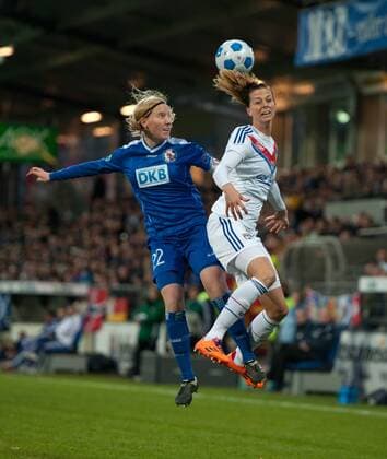 Stefanie DRAWS (POT) - Lotta SCHELIN (r LYO) Fussball Frauen Championsleague Saison 2013 2014, Achtelfinale Hinspiel: 1.FFC Turbine Potsdam - Olympique Lyon in Potsdam, Deutschland am 10.11.2013,