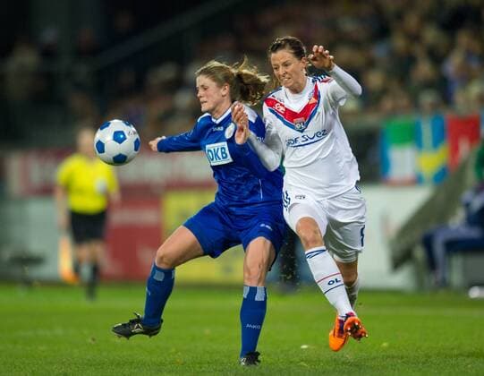 Maren MJELDE (POT) - Lotta SCHELIN (r LYO) Fussball Frauen Championsleague Saison 2013 2014, Achtelfinale Hinspiel: 1.FFC Turbine Potsdam - Olympique Lyon in Potsdam, Deutschland am 10.11.2013,