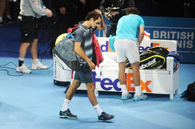 Tennis - 2013 ATP Tennis Herren World Tour Finals at The O2 - Day Seven SemiFinal - Roger Federer leaves the court showing his dejection after defeat COLORSPORT ANDREW COWIE 