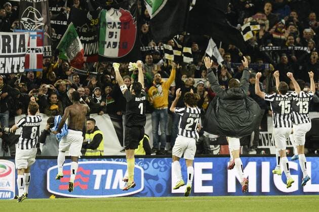 Db Torino 10 11 2013 - campionato di calcio serie A Juventus Turin - Schlussjubel Juventus mit den Fans 