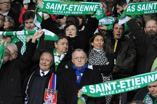 jean Michel Aulas (president Lyon) et sa femme Bernard Lacombe (directeur sportif Lyon) FOOTBALL : AS Saint Etienne vs Olympique Lyon - Ligue 1 - 10 11 2013 NLeGouicFEP 