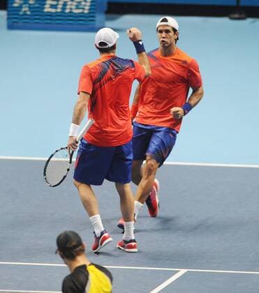 Tennis - 2013 ATP Tennis Herren World Tour Finals at The O2 - Day Eight, Mens Doubles Final David Marrero and Fernando Verdasco celebrate the first set COLORSPORTxANDREWxCOWIE 