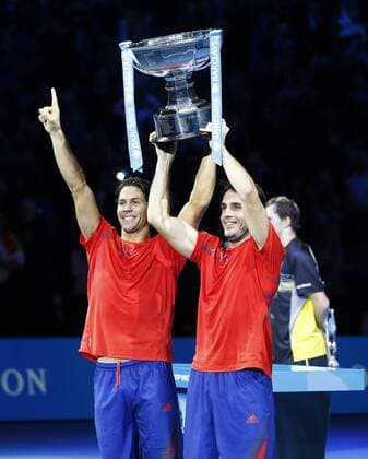 LONDON, Nov. 11, - Spanish David Marrero (R) and Fernando Verdasco gestures with the trophy during the awarding ceremony for the Doubles Final on day 8 of the Barclays ATP Tennis Herren World Tour Finals at the O2 Arena in London, Britain, Nov. 11, 2013. (Xinhua Wang Lili) (SP)BRITAIN-LONDON-TENNIS-ATP FINALS-DAY 8-DOUBLES-FINALS 