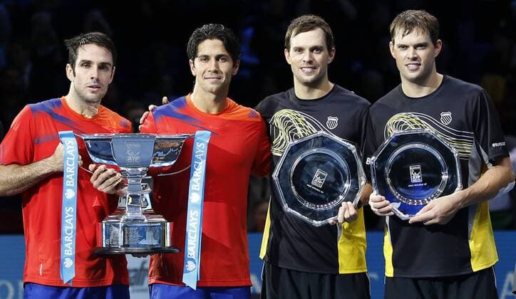LONDON, Nov. 11, - Spanish David Marrero (1st L) and Fernando Verdasco pose with Bob and Mike Bryan of the United States during the awarding ceremony for the Doubles Final on day 8 of the Barclays ATP Tennis Herren World Tour Finals at the O2 Arena in London, Britain, Nov. 11, 2013. (Xinhua Wang Lili) (SP)BRITAIN-LONDON-TENNIS-ATP FINALS-DAY 8-DOUBLES-FINALS 