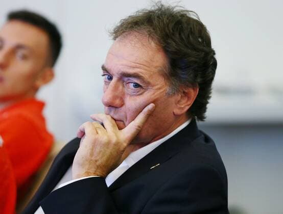 12.11.2013 Zürich Flughafen. Medienkonferenz der Schweizer Fussball-Nationalmannschaft vor dem Spiel gegen Südkorea. Bild zeigt Trainer Assistent Michel Pont Gestik Porträt Aktion Foto 